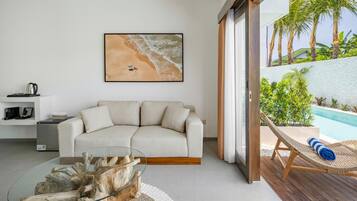 Deluxe-Suite, Poolblick | Wohnbereich | Smart-TV