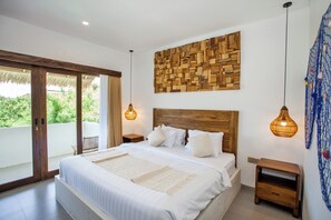 Deluxe-sviitti, näköala uima-altaalle | Ylelliset vuodevaatteet, minibaari, tallelokero huoneessa, työpöytä