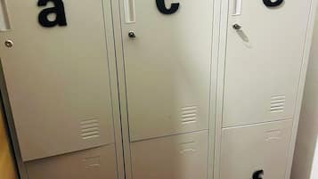 Dormitorio compartido económico | Caja de seguridad
