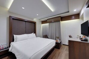 Desk, laptop workspace, iron/ironing board, free WiFi