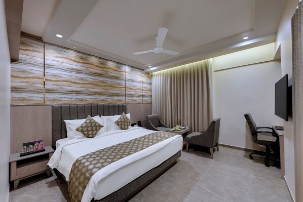 Desk, laptop workspace, iron/ironing board, free WiFi