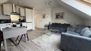 Eine moderne Loftswohnung mit Küche, Essbereich und Wohnzimmer.