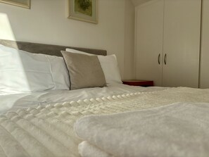 2 bedrooms, iron/ironing board, WiFi - Egham Stylish Two Bedroom Apartment (Egham)