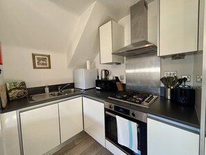 Kühlschrank, Mikrowelle, Ofen, Geschirrspüler