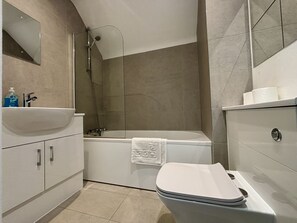 Shower, hair dryer - Egham Stylish Two Bedroom Apartment (Egham)