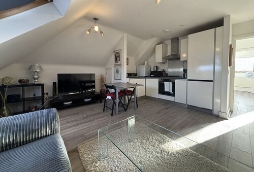 Egham Stylish Two Bedroom Apartment