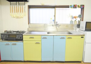 Réfrigérateur, micro-ondes, plaque de cuisson, bouilloire électrique