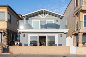 Exterior - Balboa Breeze by AvantStay | Beachfront Retreat + Ocean Views (Newport Beach)