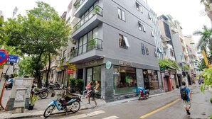 Ein Café mit moderner Fassade, Außenbereich und gut sichtbarem Eingang.
