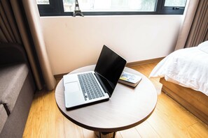 豪華公寓, 城市景觀 | 客房內保險箱、書桌、筆電工作空間、遮光布/窗簾