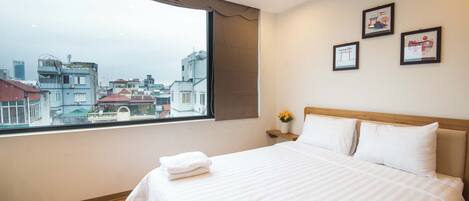 Deluxe Apart Daire, Şehir Manzaralı | Odada kasa, masa, dizüstü bilgisayar çalışma alanı, güneşlik/perde