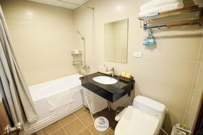 Standardlejlighed | Badeværelse | Gratis toiletartikler, hårtørrer, hjemmesko, håndklæder