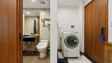 Comfort Apartment | Bathroom | Free toiletries, hair dryer, slippers, towels