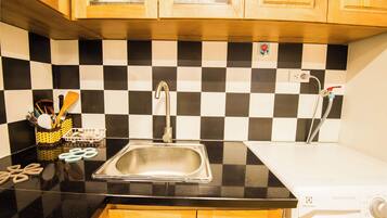 Deluxe Apartment, City View | Private kitchen | Fridge, stovetop, cookware/dishes/utensils