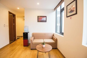 Departamento Deluxe, vista a la ciudad | Área de sala de estar