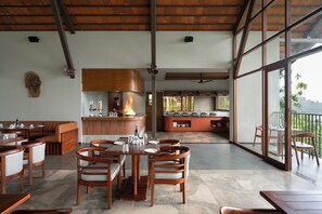 Breakfast area - Sterling Lontano Waterfront Wayanad (Sulthan Bathery)