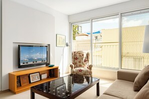 House | Living area - Chic Bright Urban Escape by Sea N' Rent (Tel Aviv)