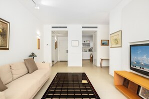 Interior - Chic Bright Urban Escape by Sea N' Rent (Tel Aviv)