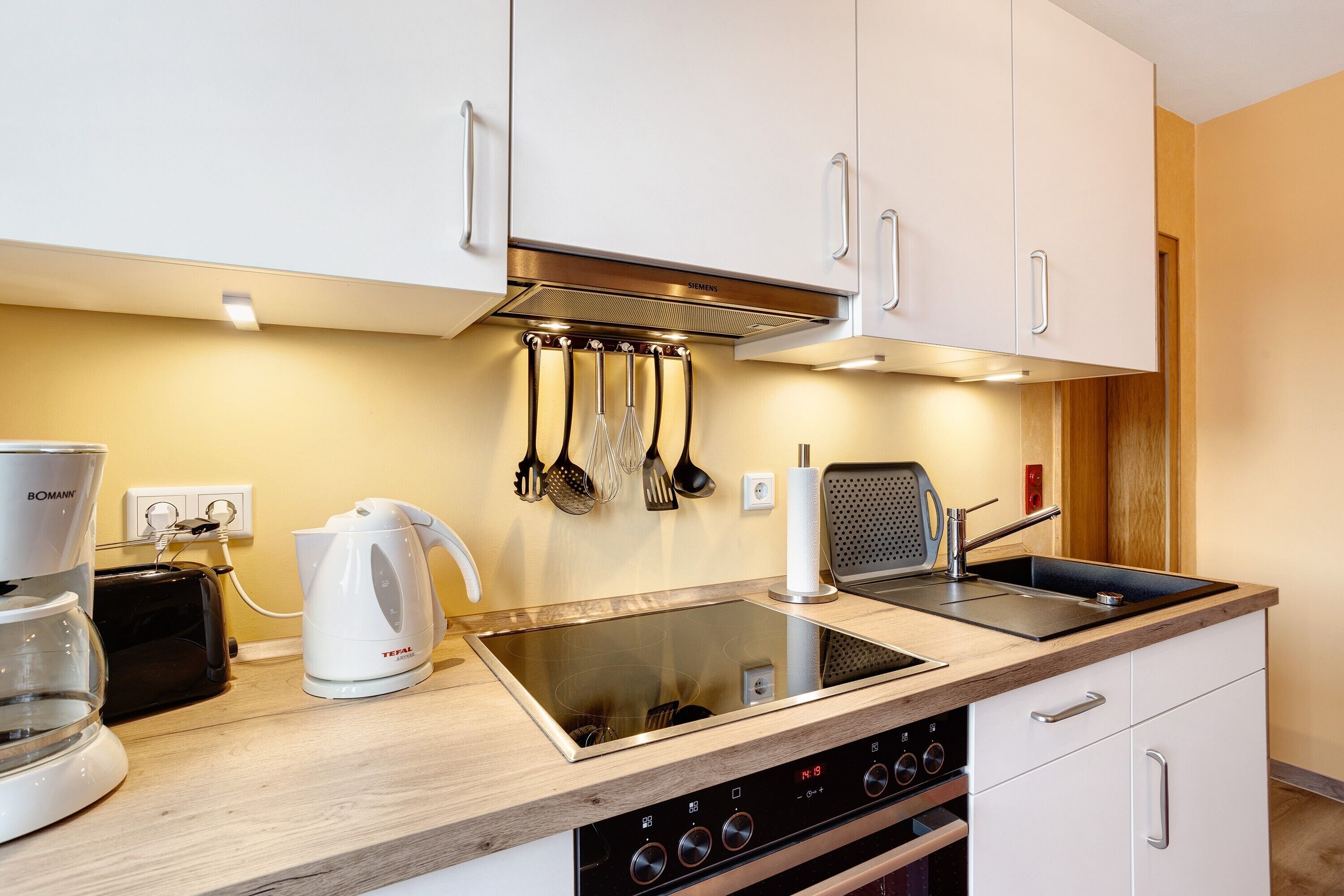 Kühlschrank, Mikrowelle, Ofen, Herdplatte