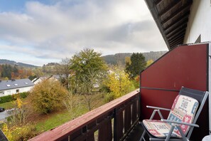 Property grounds - Apartment 'Haus Erika - Ferienwohnung 1' with Shared Garden, Balcony and Wi-Fi (Willingen (Upland))