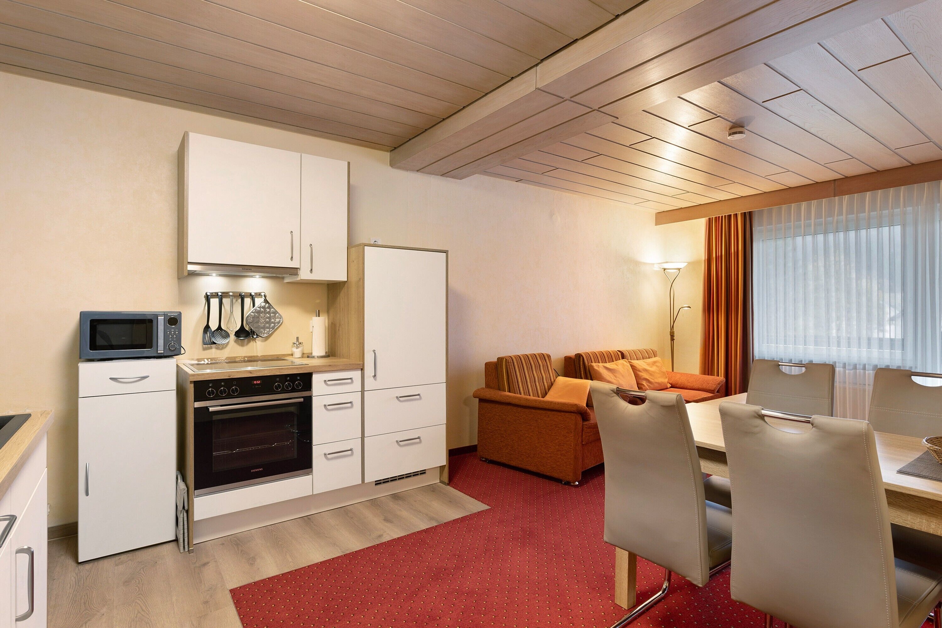 Kjøleskap, mikrobølgeovn, ovn og kokeplater