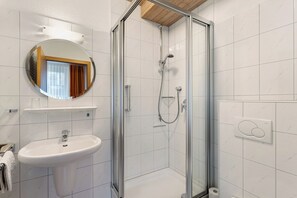Shower, hair dryer, towels - Apartment 'Haus Erika - Ferienwohnung 2' with Shared Garden, Balcony and Wi-Fi (Willingen (Upland))