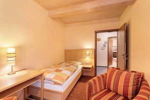 2 bedrooms, free WiFi, bed sheets - Apartment 'Haus Erika - Ferienwohnung 2' with Shared Garden, Balcony and Wi-Fi (Willingen (Upland))