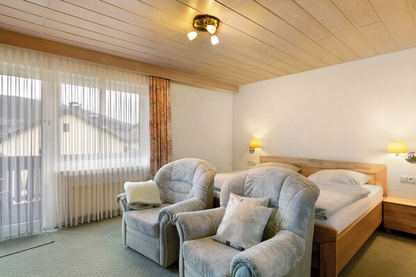 2 bedrooms, free WiFi, bed sheets - Apartment 'Haus Erika - Ferienwohnung 2' with Shared Garden, Balcony and Wi-Fi (Willingen (Upland))