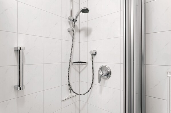 Ducha con cabezal de ducha de mano, cabezal de ducha de mano y grifo empotrado.