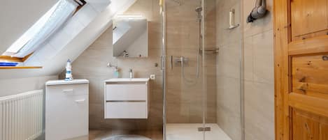 Dusche, Haartrockner, Handtücher