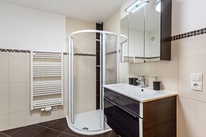Shower, hair dryer, towels
