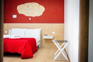 Matrimoniale Con Balcone | In-room safe, WiFi (free), bed sheets - Napoli Central Gate (Naples)