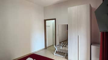 Matrimoniale Con Balcone | Cofres nos quartos, Wi-Fi de cortesia, roupa de cama