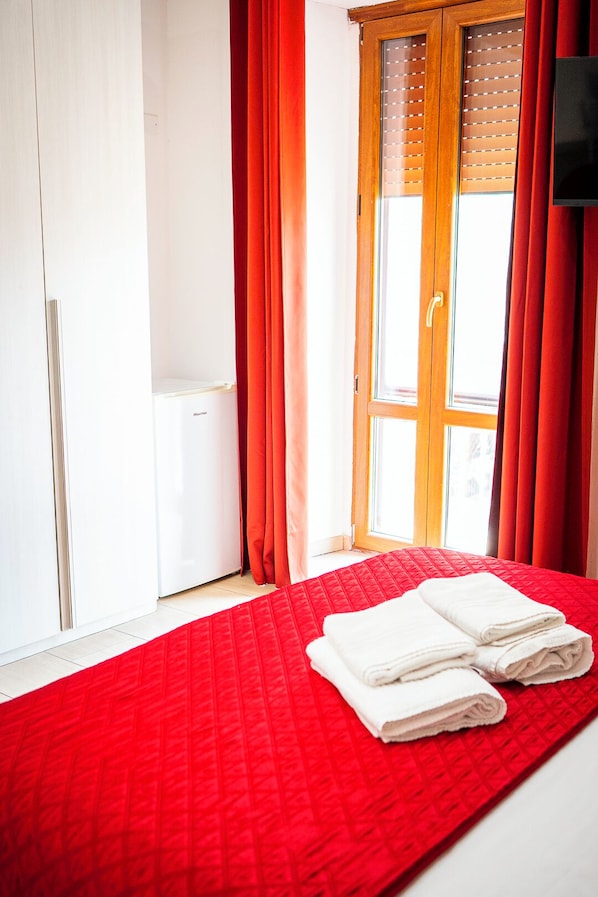 Matrimoniale Con Balcone | In-room safe, WiFi (free), bed sheets - Napoli Central Gate (Naples)