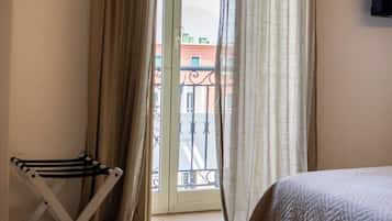 Tripla Deluxe Con Balcone | Safe på rommet, wi-fi (inkludert) og sengetøy