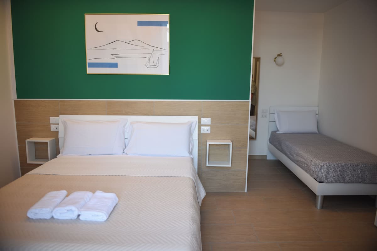 Tripla Deluxe Con Balcone | In-room safe, free WiFi, bed sheets