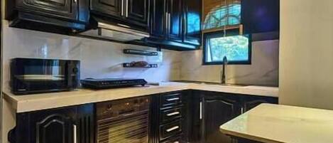 Refrigerador, microondas, tetera eléctrica y utensilios de cocina