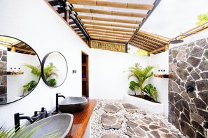 Villa, 3 Bedrooms, Private Pool | Bathroom | Free toiletries, towels, soap, shampoo - Villa Samyama (Gili Air)