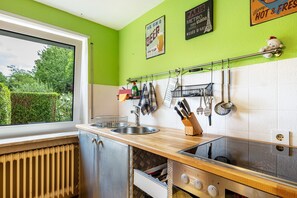 Frigorifero, microonde, forno, piano cottura