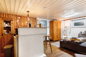 Interior - Bed and Breakfast 'Sleep and Go' with Shared Garden and Wi-Fi (Mundelsheim)