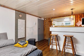 Interior - Bed and Breakfast 'Sleep and Go' with Shared Garden and Wi-Fi (Mundelsheim)