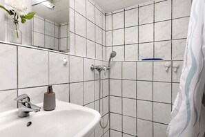 Suihku, hiustenkuivaaja, pyyhkeet
