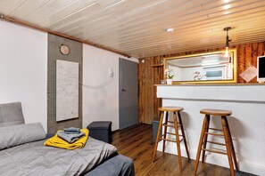 Interior - Bed and Breakfast 'Sleep and Go' with Shared Garden and Wi-Fi (Mundelsheim)