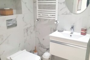 Dusche, Haartrockner, Handtücher, Seife