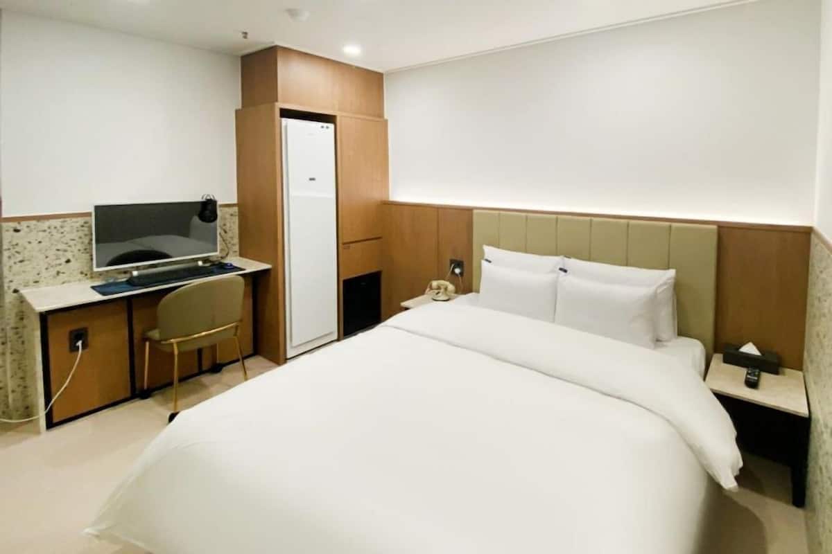 Deluxe Twin Room | Individually decorated, individually furnished, free WiFi, bed sheets