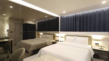 Una habitación de hotel con dos camas, un escritorio y una silla.
