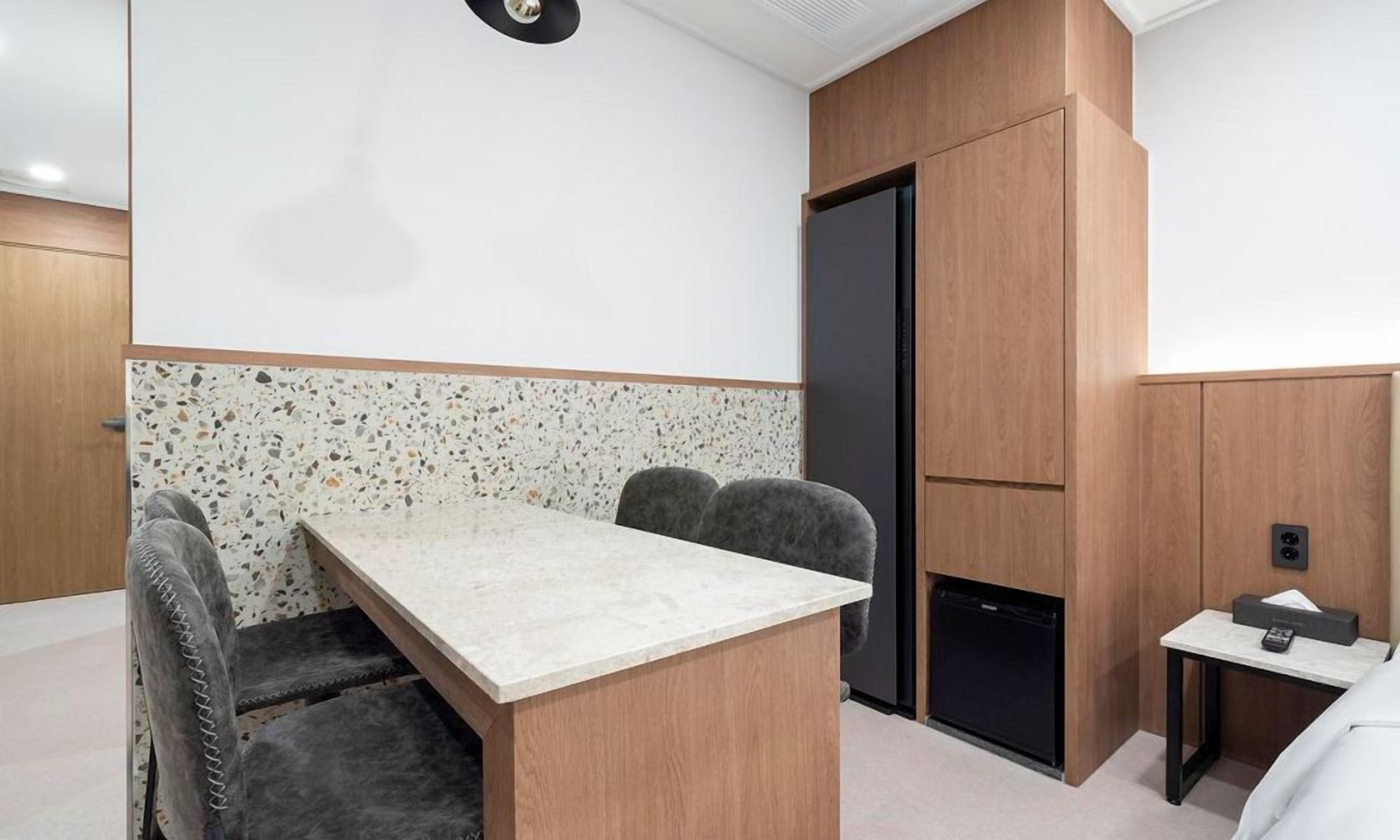 Family Room (Windowless) | Individually decorated, individually furnished, free WiFi, bed sheets