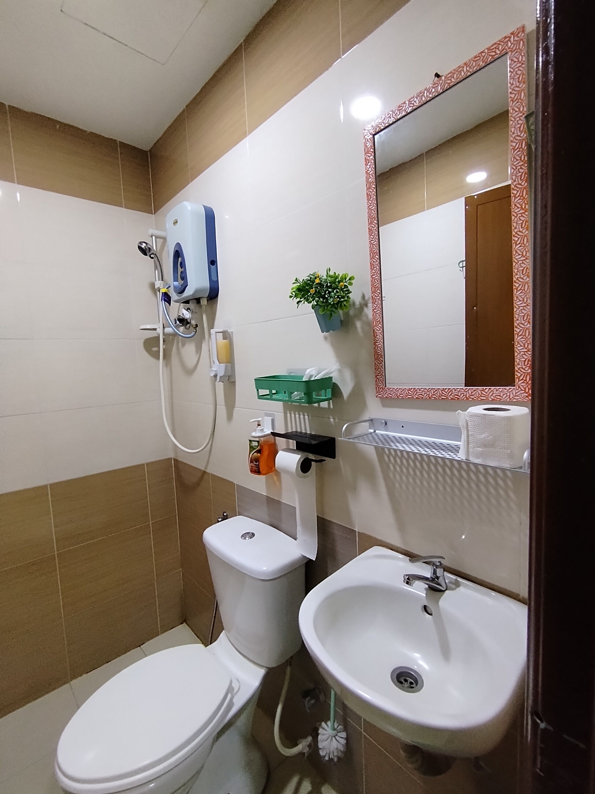 家庭四人房 | 浴室 | 淋浴设施、免费洗浴用品、毛巾、肥皂