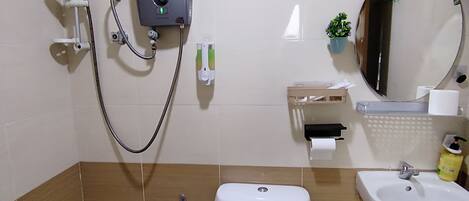 Un baño con inodoro, lavabo y ducha.