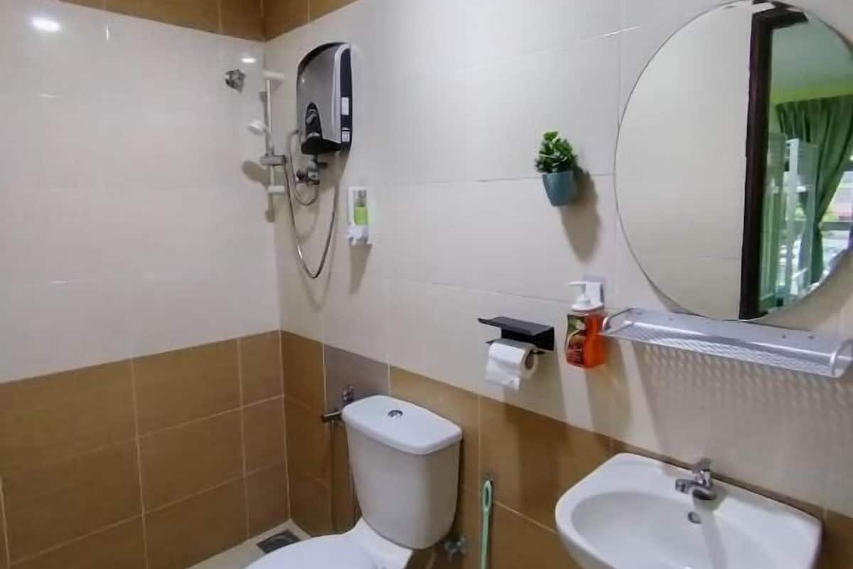 Chuveiro, produtos de toalete grátis, toalhas de banho, sabonete